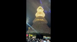 Christmas tree made from 3800 conical hats and 40 meters high in Vietnam