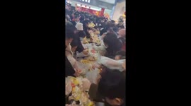 Shoppers go wild for free cakes in China