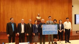 Chinese foundation donates bicycles to Lao students