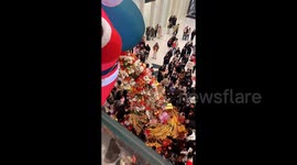 山西太原一商场圣诞装饰遭顾客哄抢