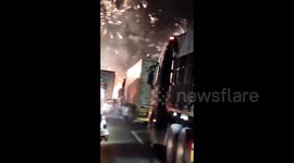 京哈高速上一装载烟花货车碰撞后起火爆炸