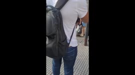 Thief caught and detained by victim in Buenos Aires, Argentina