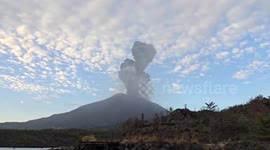 Explosive eruption captured on video in Sakurajima, Japan