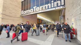 People leaving with their trolleys on December 30th, the penultimate day of the year, at the Termini Station in Rome.