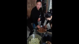 Efficiency in the kitchen: Chinese man's fast egg-peeling technique
