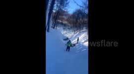 滑雪运动的“贪吃蛇”不慎袭击了一名工作人员
