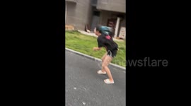 China: In the typhoon, a girl tried to move forward to find her friends