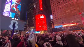 US: New York’s Times Square Welcomes 2025 With Confetti And Ball Drop 4