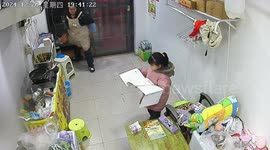 Heartwarming mother-daughter moment caught on security video in Henan, China