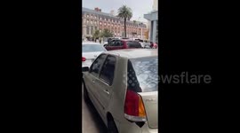 Argentina: He got out to argue with a delivery man, the van went away and smashed the window of a hotel