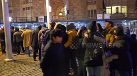 US: Long lines to take photos with the Wall Street bull at Christmas