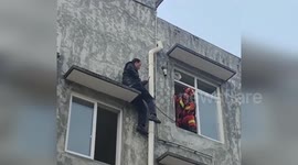 China: Thief Flees Police Through Window Only to Freeze from Fear of Heights