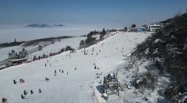 Liupanshui in SW China attracts skiing enthusiasts to Guizhou's winter wonderland