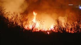 US, Los Angeles: Santa Clarita Firefighters Battle Brush Fire