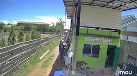 Worker falls when DIY ladder collapses