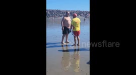 Argentina: Fight between a man and lifeguards at a beach in Argentina who asked him not to go into the sea in a dangerous area
