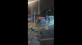 Bodybuilder attempts to lift heavy road barrier like a barbell