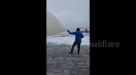 Antarctica: An Argentine researcher fights against the wind in Antarctica