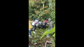 Motorists form human chain to retrieve crashed motorcycle from roadside