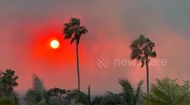 US: Smoke From Palisades Fire Engulfs Sunset In Southern California 2