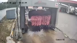 Car wash machine traps vehicle inside then topples over
