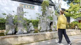 Italian amazed by traditional Chinese mortise and tenon technique