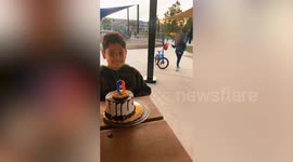 Strangers join in to sing happy birthday to boy celebrating with mum at park alone