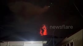 Indonesia's Mother Mountain erupted violently, the column of volcanic ash reached a height of 5 kilometers in the sky