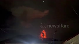 Indonesia's Mother Mountain erupted violently, the column of volcanic ash reached a height of 5 kilometers in the sky