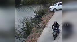 China: 73-Year-Old Crab Farmer Heroically Rescues Two from Sinking Car in Jiangsu
