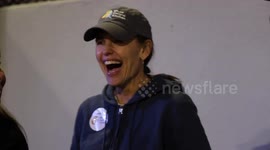 US: Actress Jennifer Gardner Volunteers to Feed Fire Victims and First Responders in Altadena