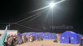 西藏震区夜空中 升起无人机照明