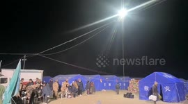 西藏震区夜空中 升起无人机照明