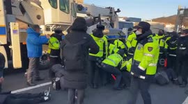 South Korea: South Korean police disperse Yoon supporters near presidential residence