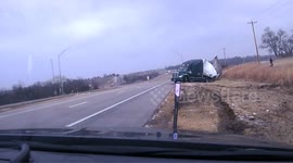 US: FedEx Truck Spins Out on Icy Nebraska Road as Deputy Runs for Safety