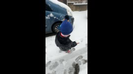 Dad plays mischief on his sons and bursts into laughter after they fall