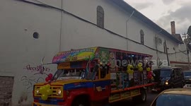 Ecuador: Youtuber Speed arrives in the Middle of the World and revolutionizes Quito aboard a chiva