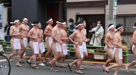 Japan: Japanese brave ice baths to receive New Year's blessing