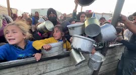 Palestine: Children in Gaza's Khan Yunis queue for food