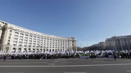 Romania: Romanian police officers protest against pay freeze and non-payment of overtime