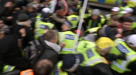 “Let us march!” Clashes in Central London as pro-Palestine protesters scuffle with Met Police
