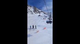 live rescue - A ski lift accident in the Spanish Pyrenees injured at least 30 people