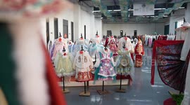 Int'l students experience Spring Festival culture through Hanfu industry