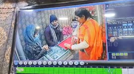 A thief who came to buy gold committed theft in a jeweler's shop put gold in his mouth in no time in Kanpur, Northern India