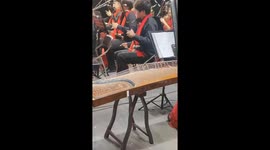 Determined student plays gaohu with broken bow in China