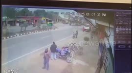 India: Negligence of auto driver! Due to wrong U-turn, a speeding bus hit the auto, 1 died, 6 injured
