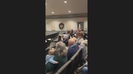 Bossy 5 y/o girl’s attempt to guide classmate during Christmas show humors mom