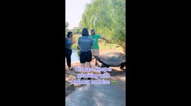 Exclusive- Old friends reunited: Former keeper visits big Al at the Tulsa Zoo