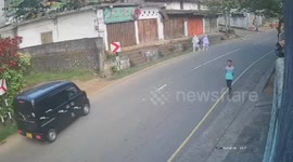 Hero passerby rushes over to rescue woman from suspected kidnappers