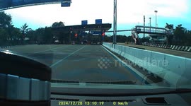 Yellow Lamborghini crashes into taxi on motorway in Bangkok